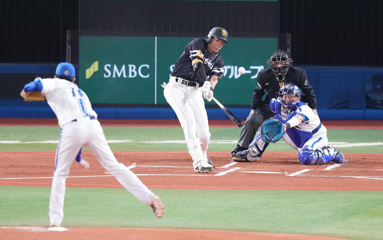 DeNA対ソフトバンク　1回表ソフトバンク1死二塁、中飛に倒れる柳田。投手大貫（撮影・鈴木みどり）