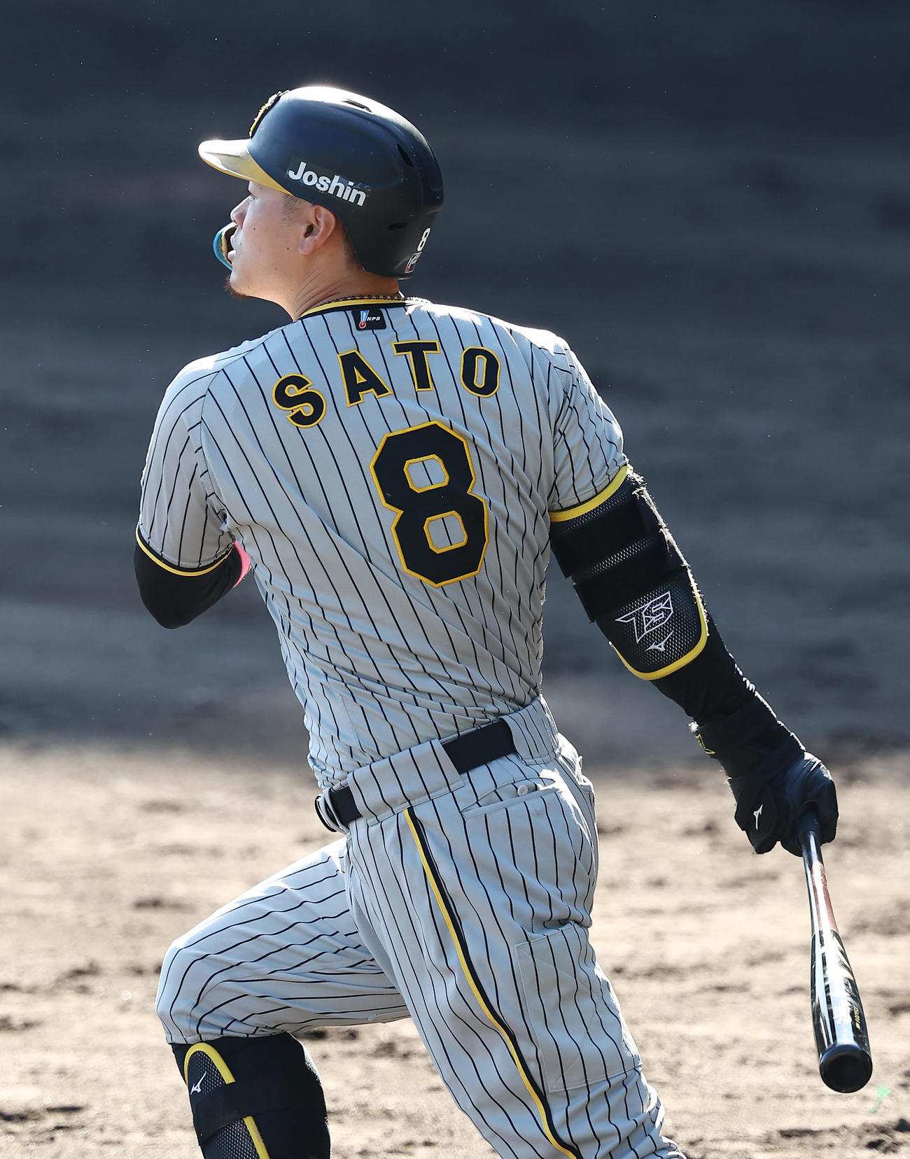 紅白戦で中前打を放つ阪神佐藤輝（撮影・前田充）