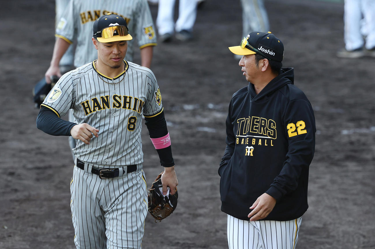 紅白戦を終え、言葉を交わす阪神佐藤輝（左）と藤川監督（撮影・前田充）