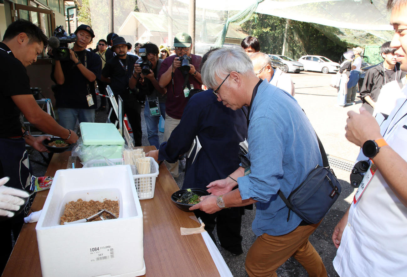 秋季キャンプ3日目、報道陣に球児監督から差し入れ飯の「土佐勝男（かつお）飯」が振る舞われた（撮影・加藤哉）
