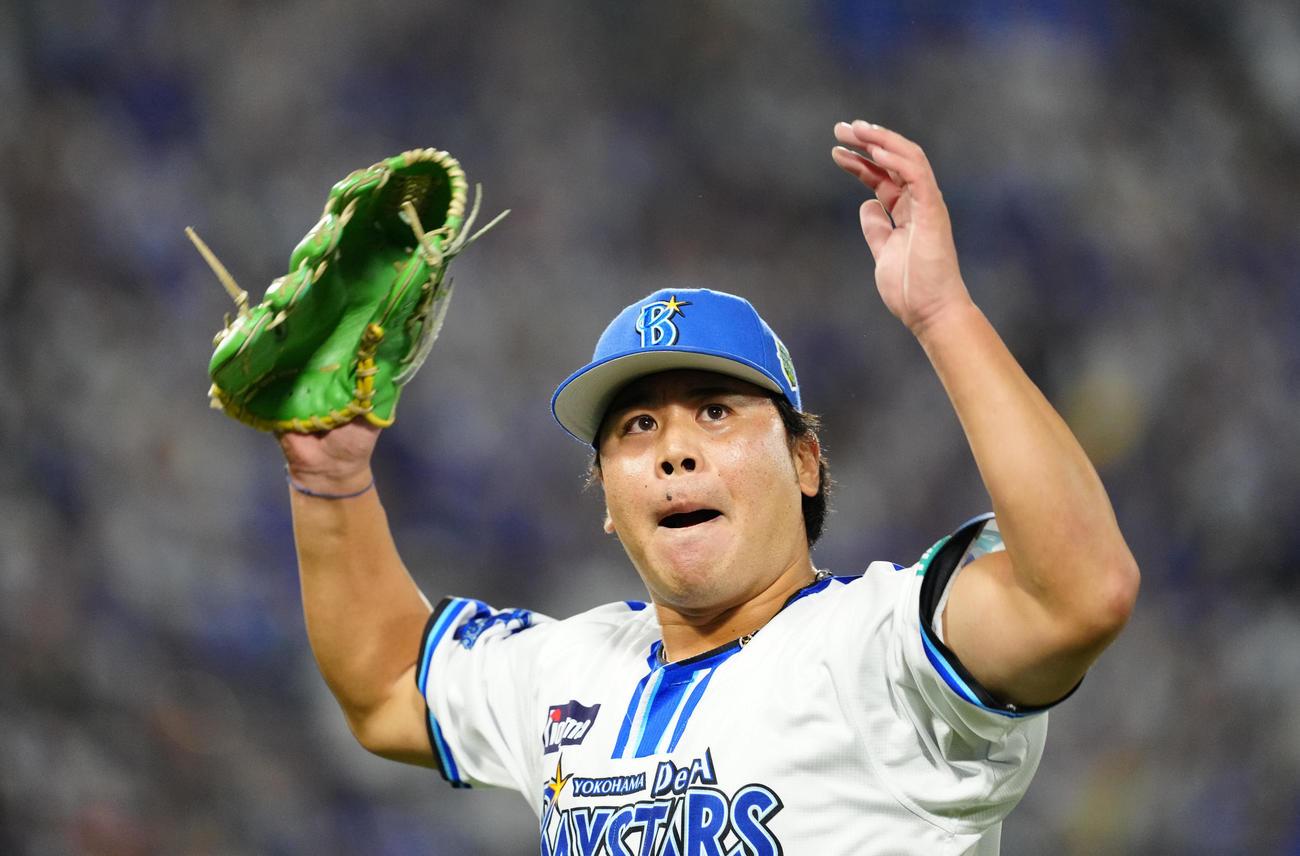 DeNA対ソフトバンク　5回表終了後、スタンドのファンに向け、アピールする浜口（撮影・江口和貴）