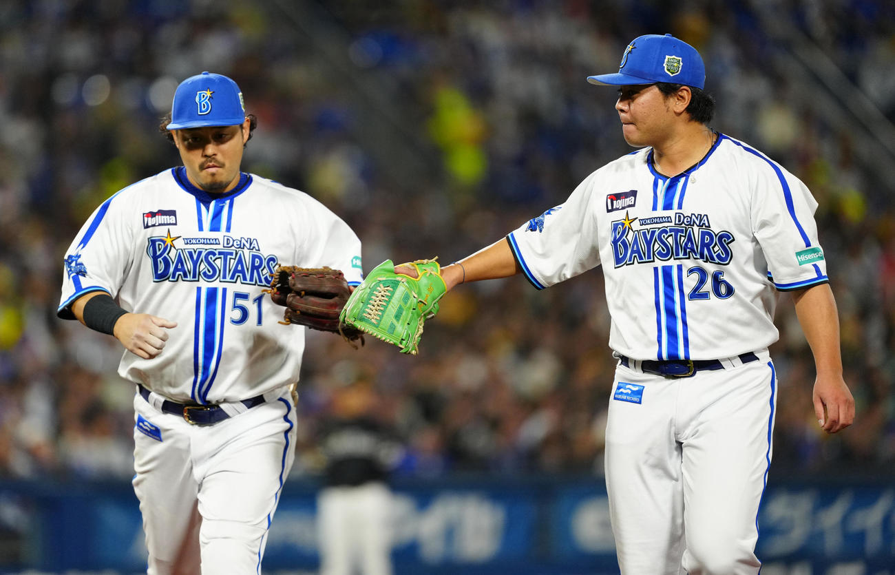 DeNA対ソフトバンク　5回表終了後、タッチを交わすDeNA2番手の浜口（右）と三塁手宮崎（撮影・江口和貴）