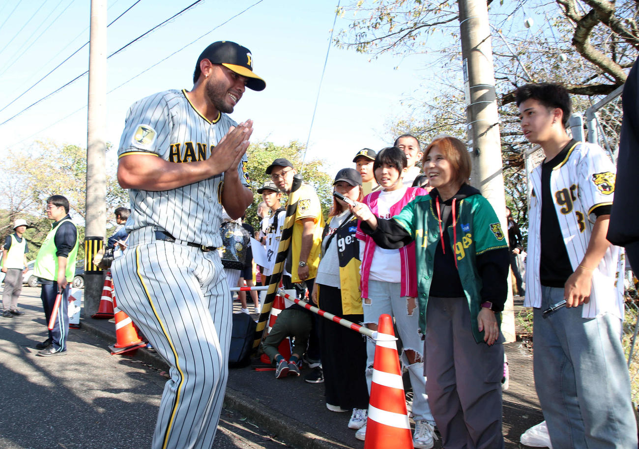 秋季キャンプ3日目、紅白戦に登板しファンにサインして移動するベタンセスは出来無かった人に手を合わせて「ゴメンナサイ」（撮影・加藤哉）