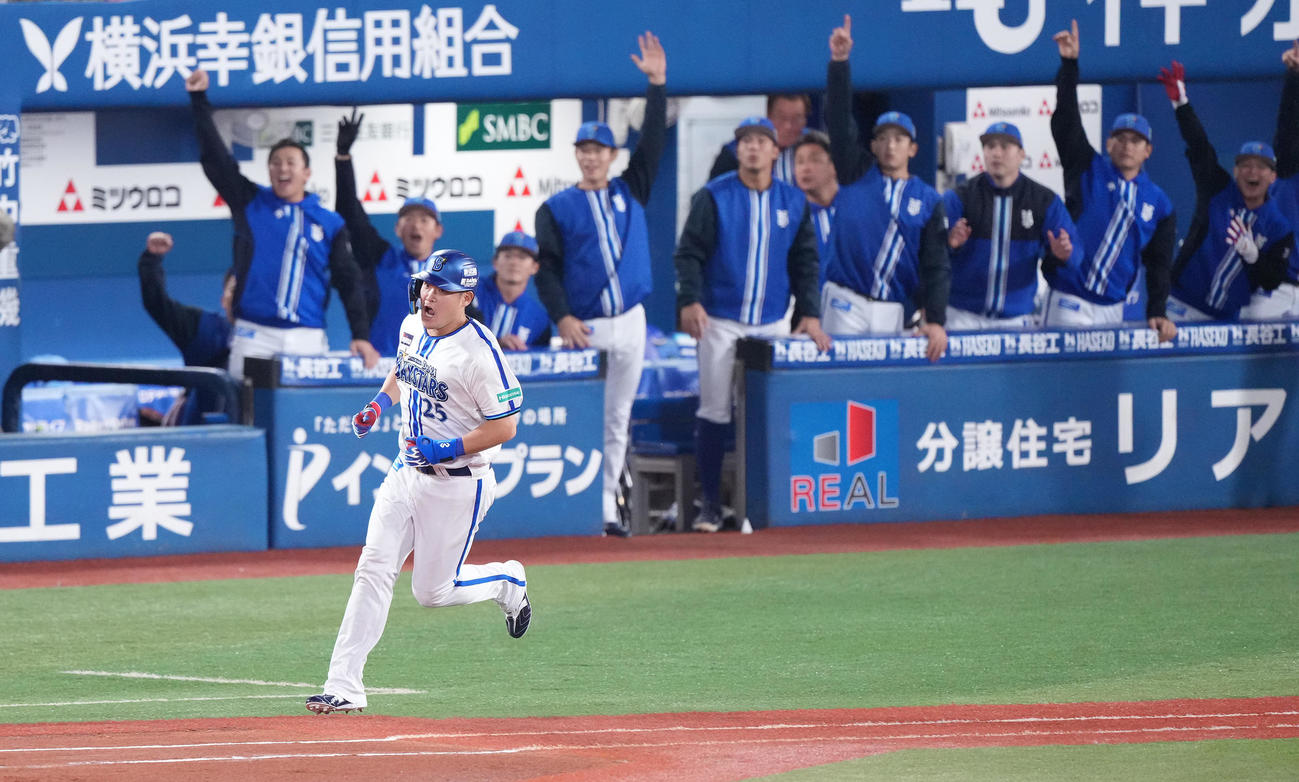 DeNA対ソフトバンク　2回裏DeNA無死、右中間に先制のソロ本塁打を放ち、ほえる筒香（撮影・鈴木みどり）