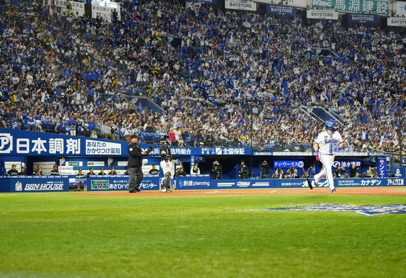 DeNA対ソフトバンク　2回裏DeNA無死、先制ソロ本塁打を放つ筒香（撮影・江口和貴）