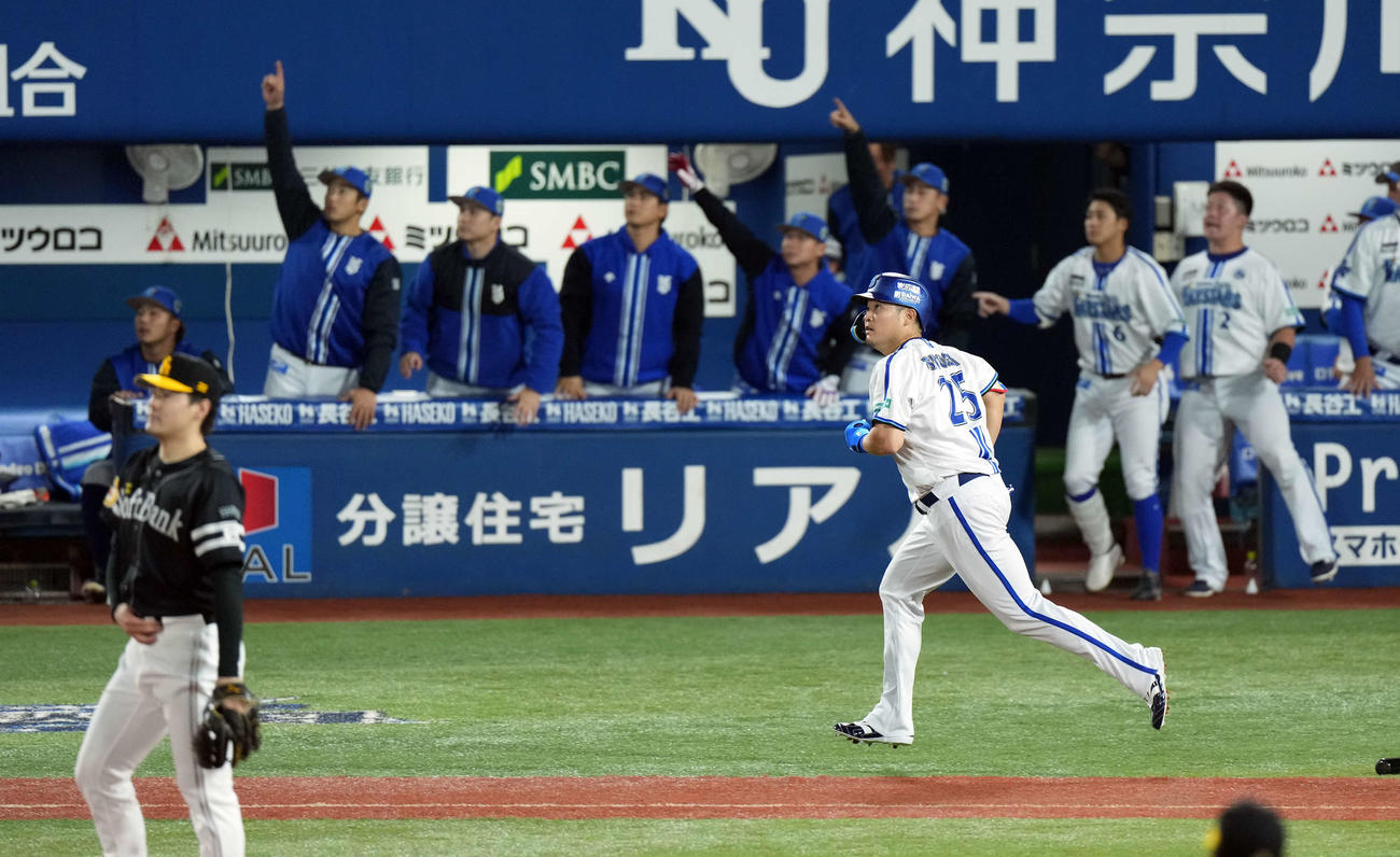 DeNA対ソフトバンク　2回裏DeNA無死、中越えにソロ本塁打を放った筒香。投手有原（撮影・たえ見朱実）