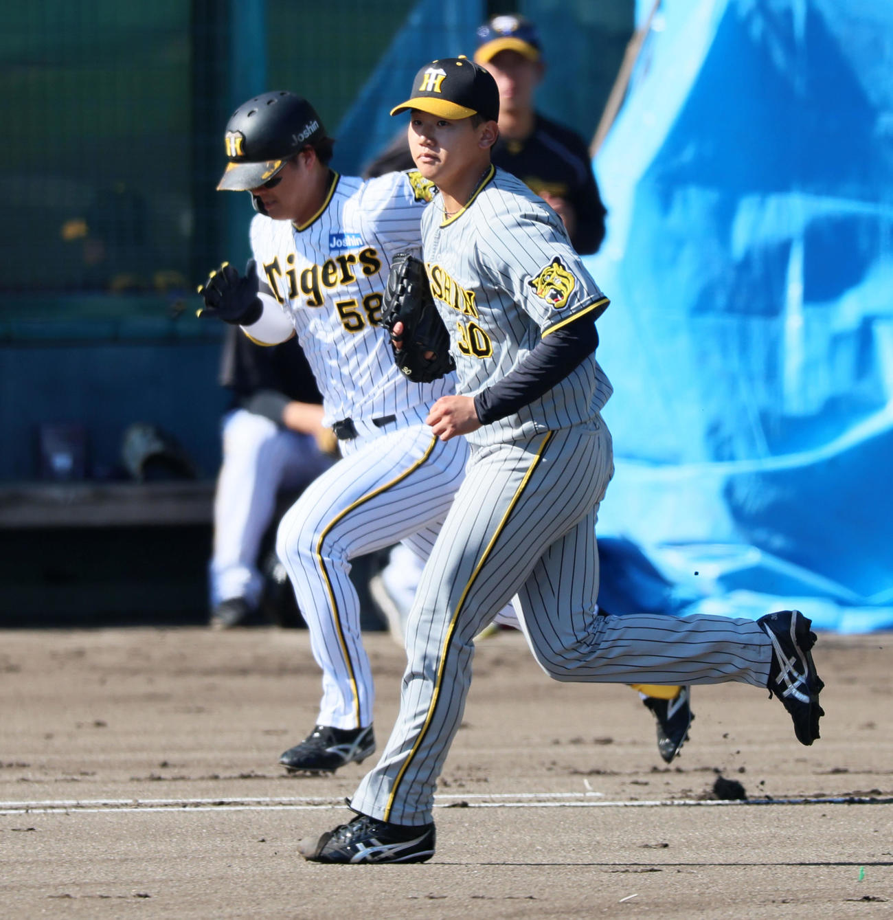 秋季キャンプ3日目、1回裏白組1死、門別は前川を二ゴロに仕留める（撮影・加藤哉）