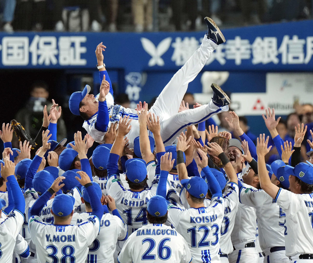 DeNA対ソフトバンク　日本一となりナインの胴上げされるDeNA三浦監督（撮影・たえ見朱実）