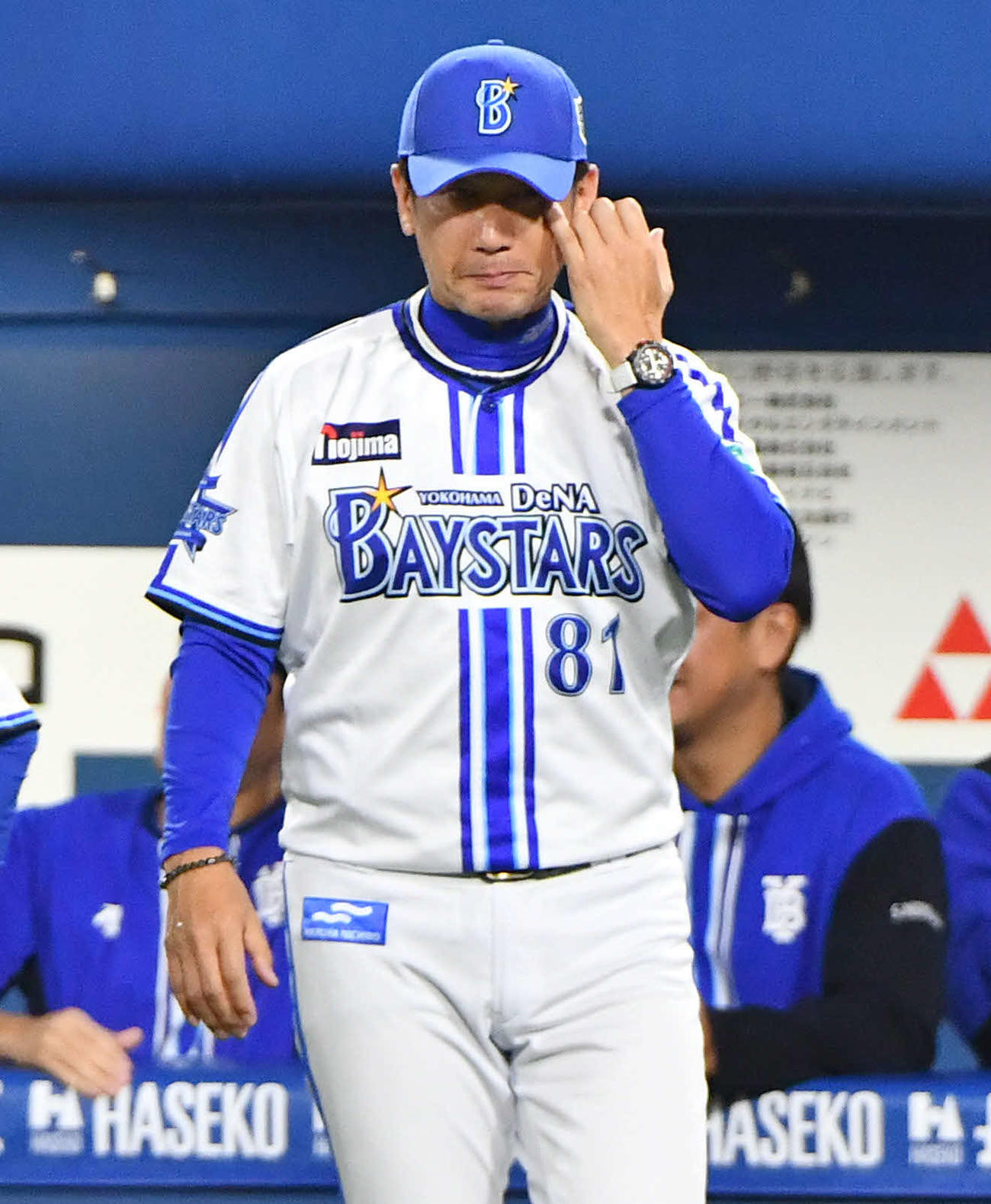 DeNA対ソフトバンク　日本一を決め、涙をぬぐいながらマウンドへ向かうDeNA三浦監督（撮影・岩下翔太）