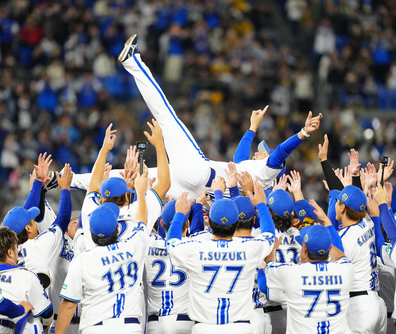 DeNA対ソフトバンク　日本一となり胴上げされるDeNA三浦監督（撮影・江口和貴）