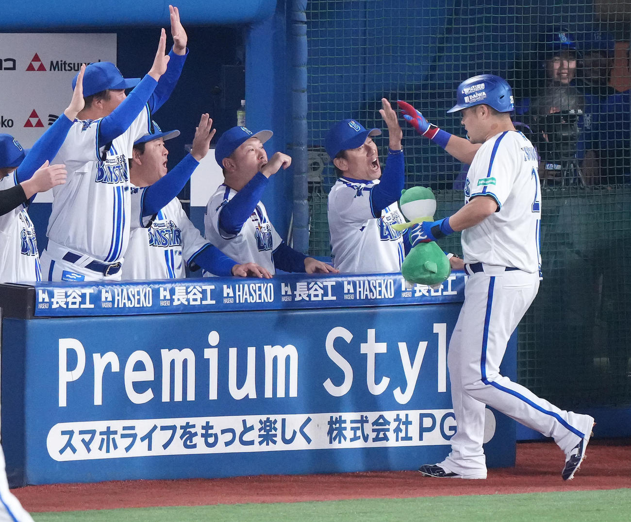 DeNA対ソフトバンク　2回裏DeNA無死、右中間に先制のソロ本塁打を放った筒香を迎える三浦監督（右から2人目）（撮影・鈴木みどり）