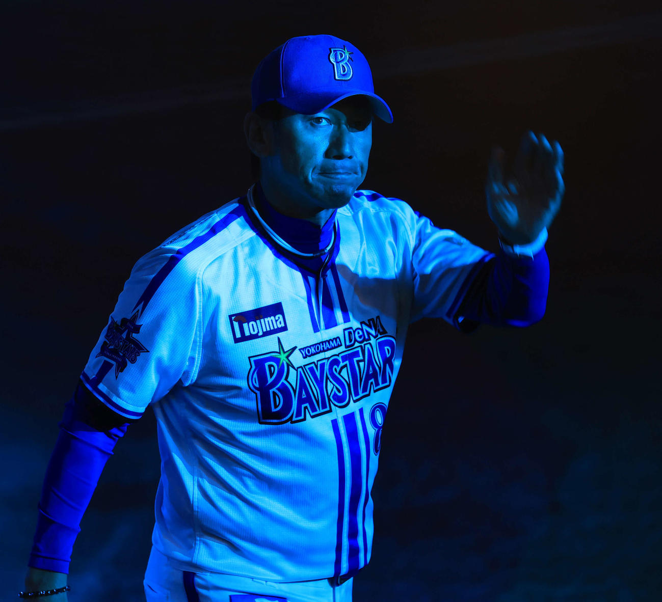 DeNA対ソフトバンク　メンバー最終確認後スタンドに手を振るDeNA三浦監督（撮影・浅見桂子）