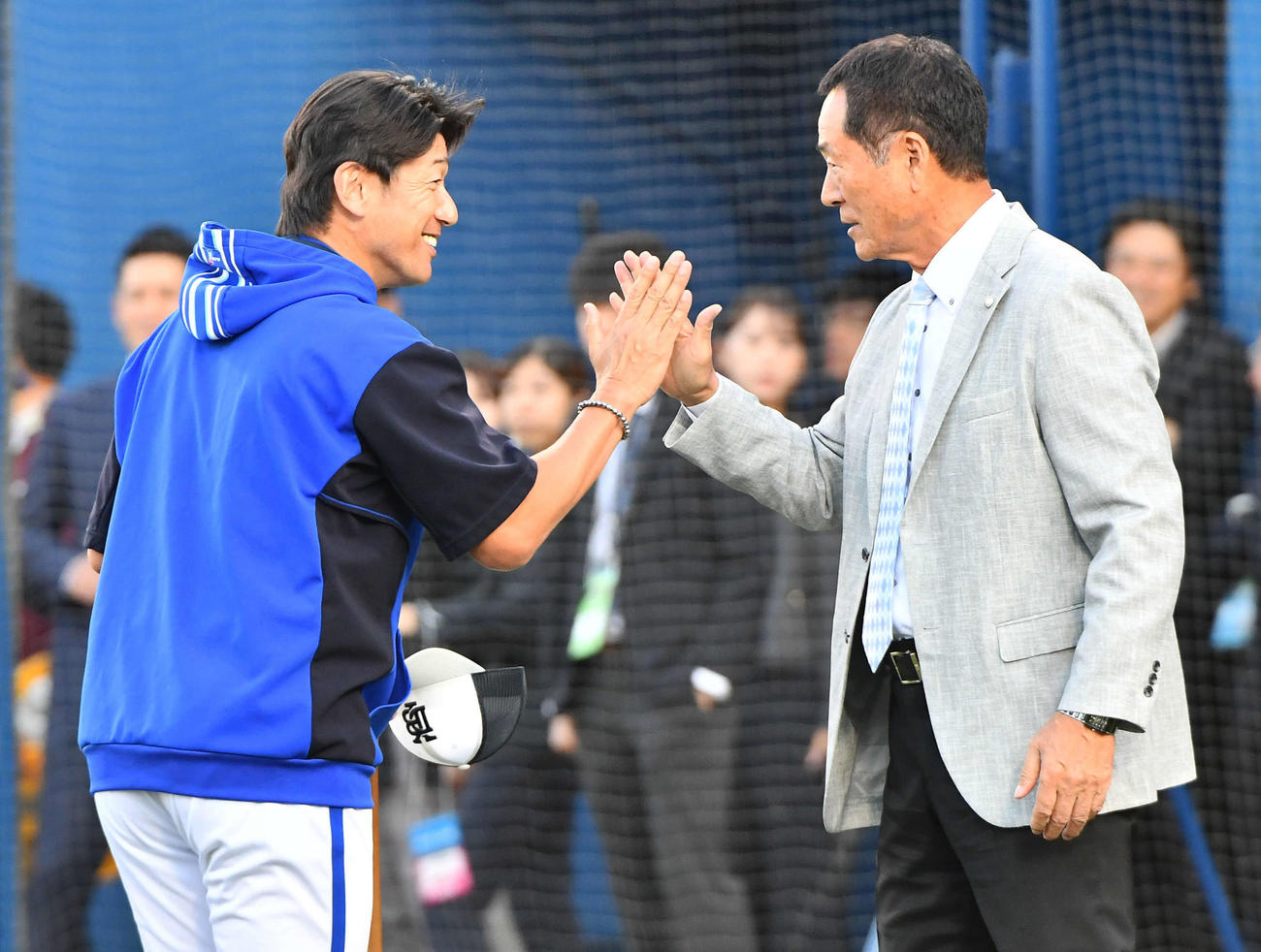 DeNA対ソフトバンク　試合前、中畑清氏（右）と笑顔でタッチを交わす三浦監督（撮影・岩下翔太）