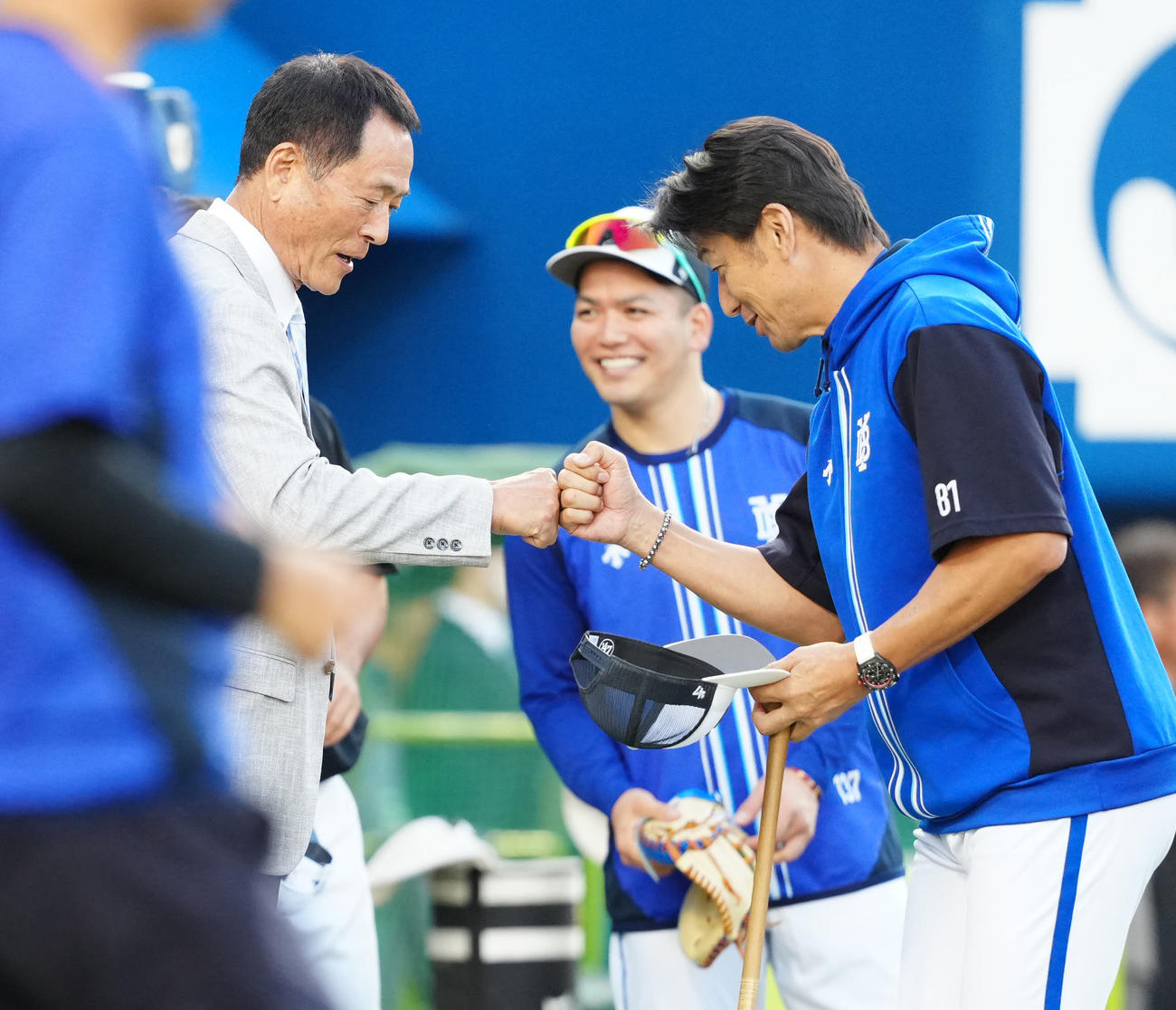 DeNA対ソフトバンク　試合前練習中、タッチを交わすDeNA三浦監督（右）と中畑氏（撮影・江口和貴）