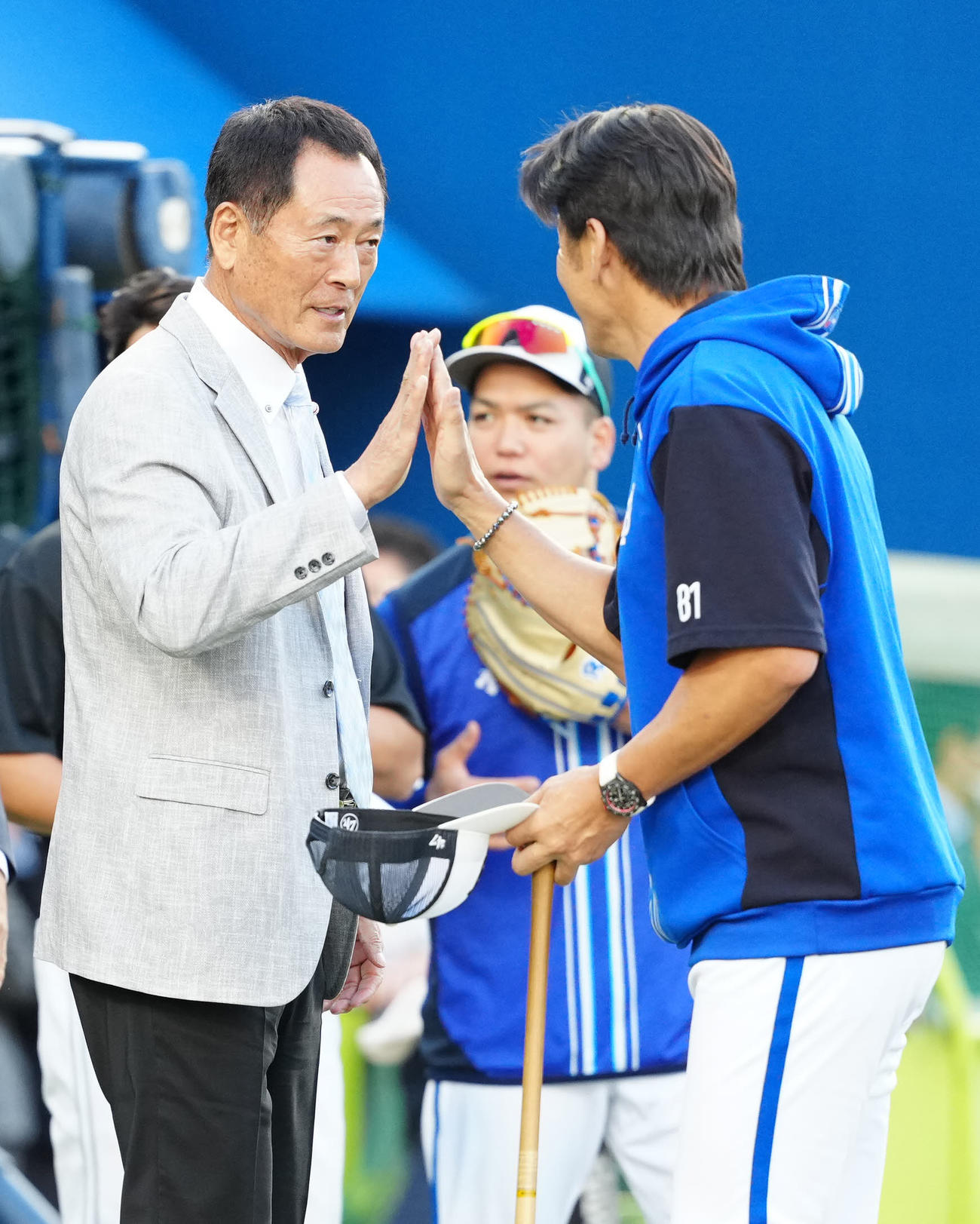 DeNA対ソフトバンク　試合前練習中、DeNA三浦監督（右）とタッチを交わす中畑氏（撮影・江口和貴）