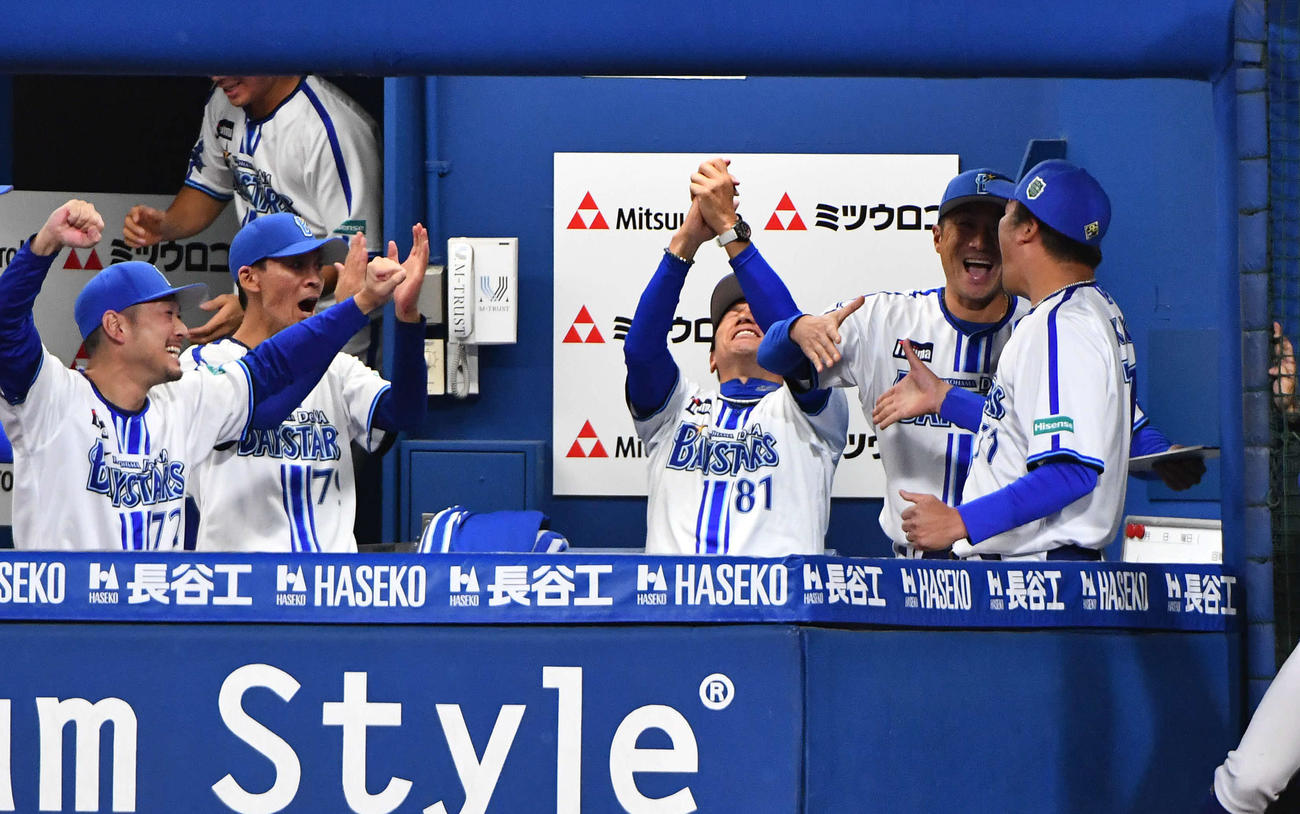 DeNA対ソフトバンク　日本一を決め、歓喜する三浦監督（中央）とDeNAナイン（撮影・岩下翔太）