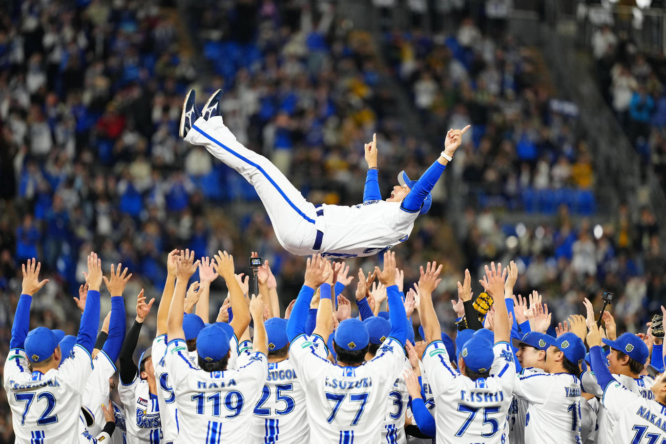 DeNA対ソフトバンク　日本一となり胴上げされるDeNA三浦監督（撮影・江口和貴）