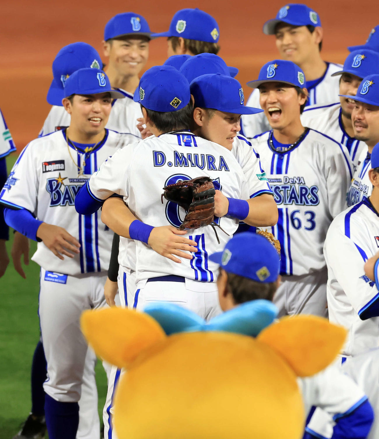 DeNA対ソフトバンク　日本一を決め抱擁するDeNA三浦監督と筒香（撮影・浅見桂子）