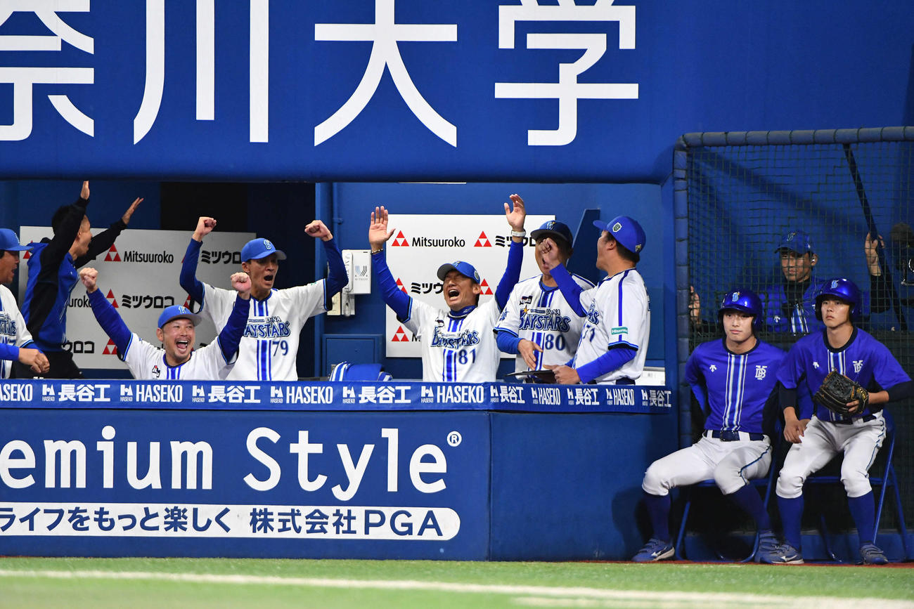 DeNA対ソフトバンク　日本一を決め、ばんざいする三浦監督（中央）とDeNAナイン（撮影・岩下翔太）