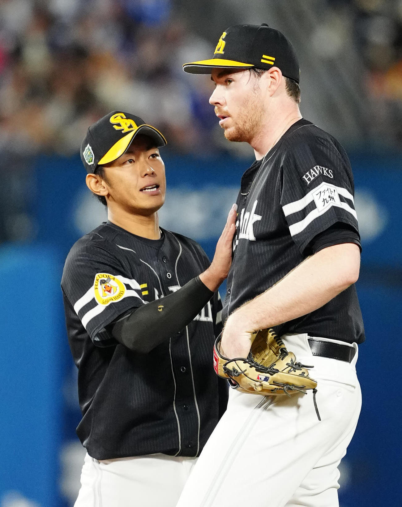 DeNA対ソフトバンク　5回裏DeNA1死満塁、桑原に押し出しの四球を与え、遊撃手今宮（左）から激励されるスチュワート（撮影・江口和貴）
