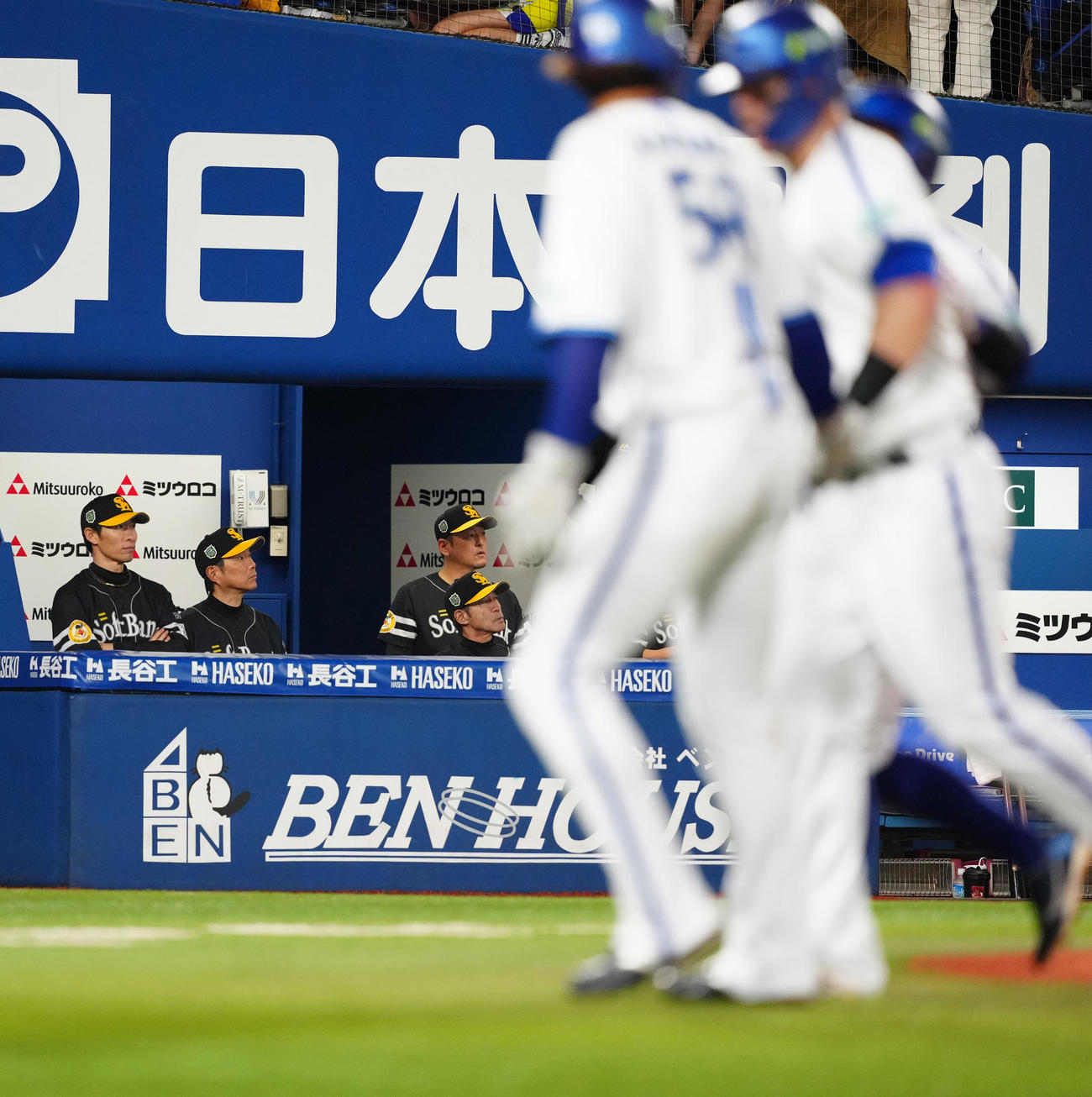 DeNA対ソフトバンク　5回裏DeNA2死満塁、岩井が筒香に3点適時二塁打を浴び、ベンチで厳しい表情の小久保監督（左から2人目）（撮影・江口和貴）