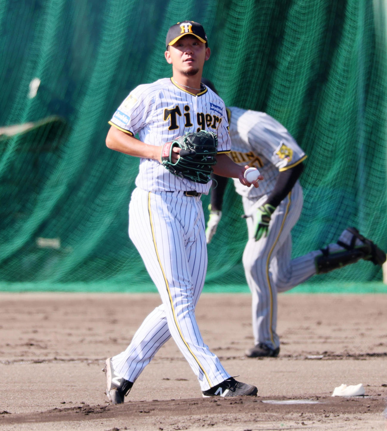 秋季キャンプ3日目、2回表紅組2死、伊藤将は高寺を投ゴロに仕留める（撮影・加藤哉）
