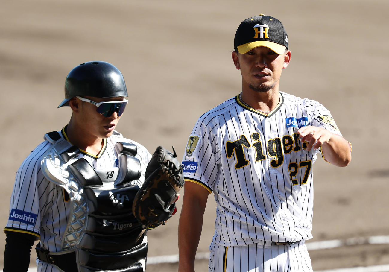 紅白戦で2回を投げ終え、阪神藤田（左）と言葉を交わす伊藤将（撮影・前田充）