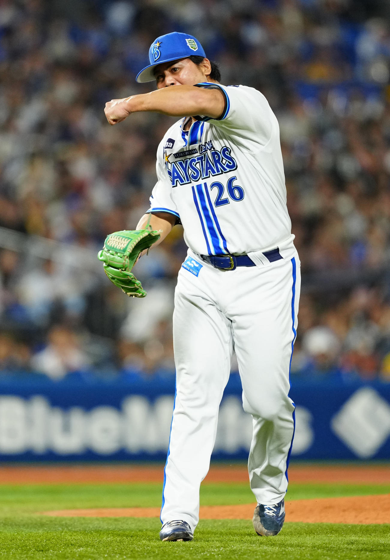 DeNA対ソフトバンク　5回表ソフトバンク2死、代打ダウンズを三直に仕留め、ガッツポーズを見せる浜口（撮影・江口和貴）