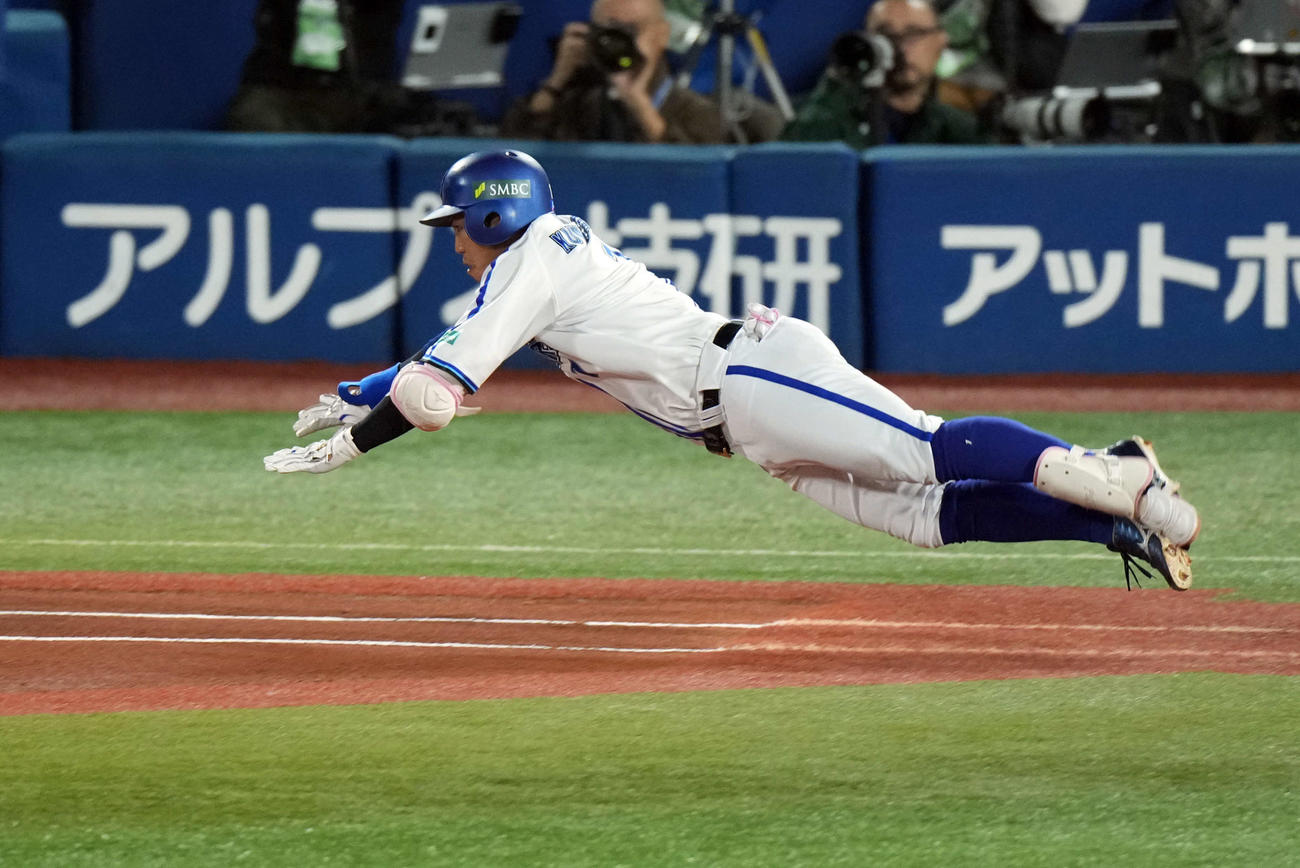 DeNA対ソフトバンク　1回裏DeNA無死、遊安を放ち一塁へヘッドスライディングする桑原（撮影・たえ見朱実）