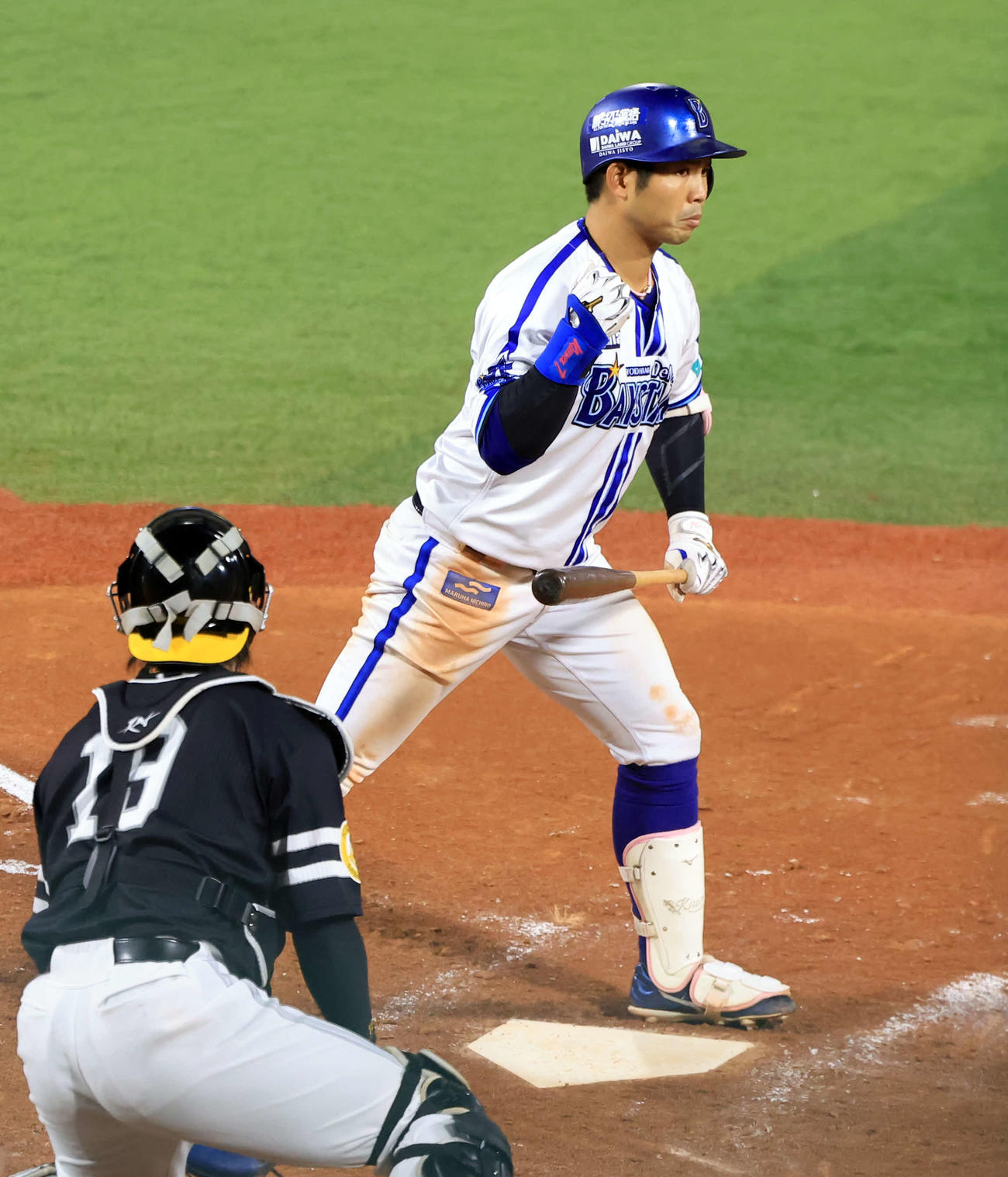 DeNA対ソフトバンク　5回裏DeNA1死満塁、桑原は押し出し四球を選びガッツポーズ（撮影・浅見桂子）