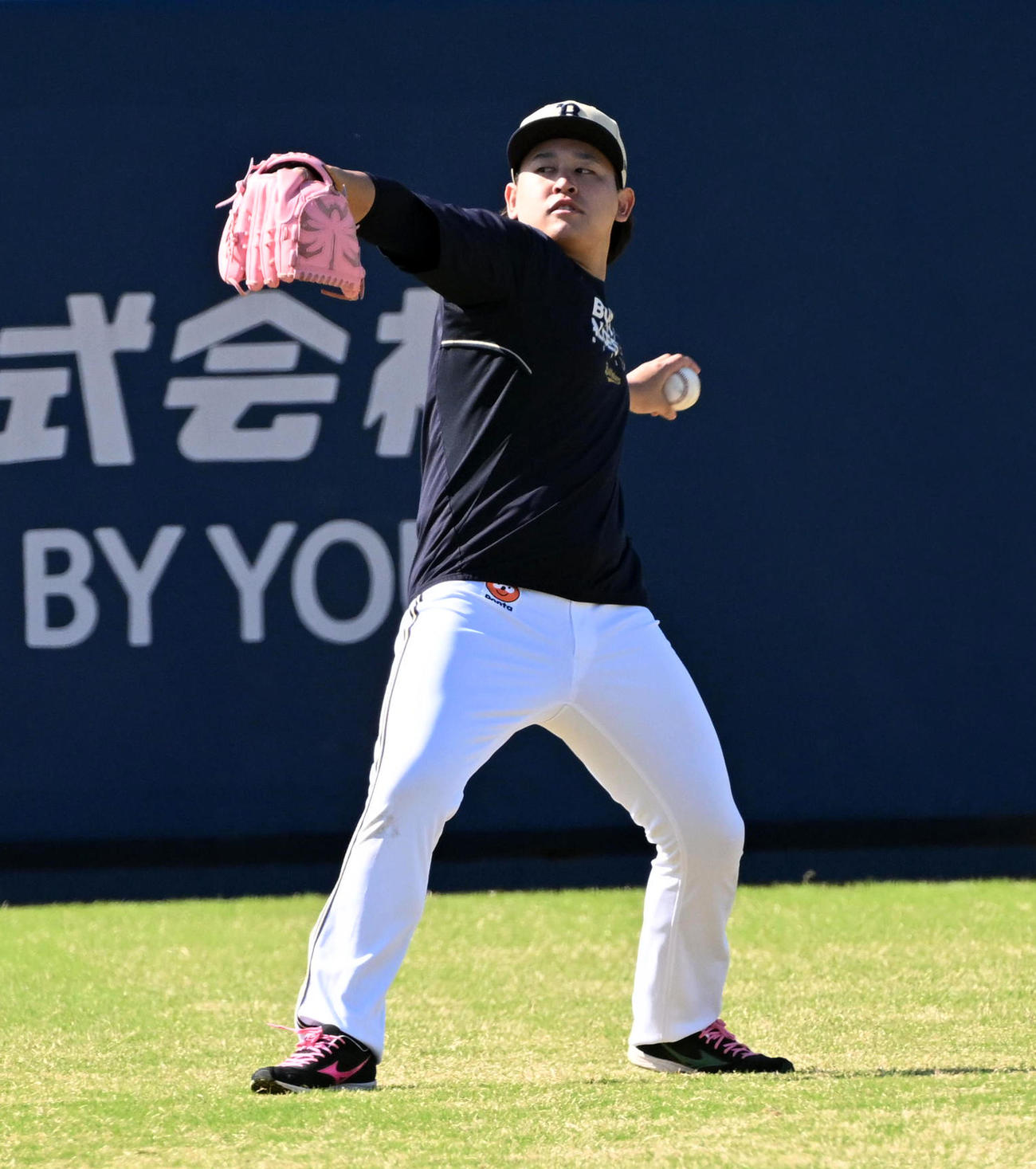 10月17日、キャッチボールを行うオリックス宮城