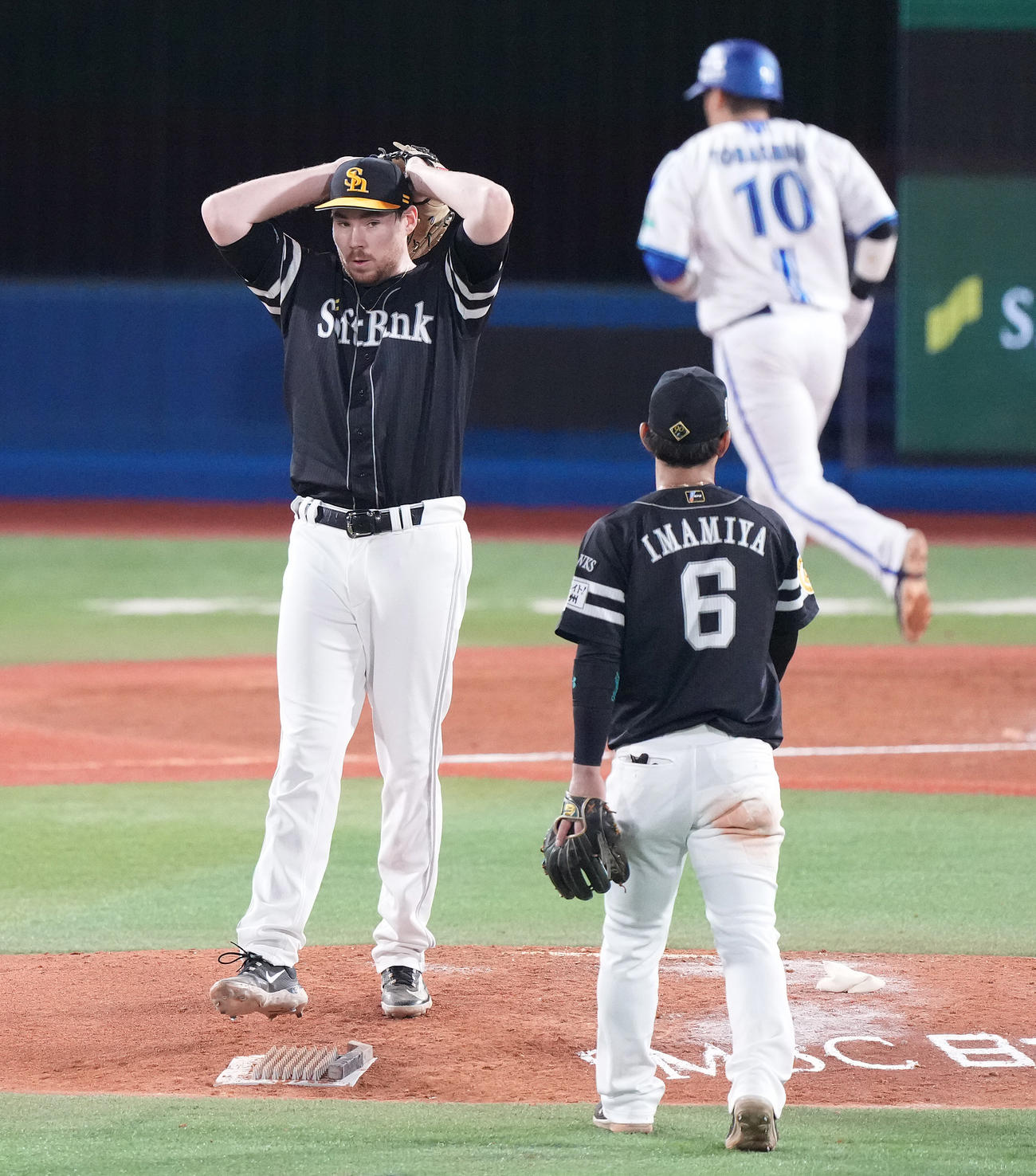 DeNA対ソフトバンク　5回裏DeNA1死満塁、桑原に押し出し四球を与え、三塁走者戸柱の生還を許し、頭を抱えるスチュワート（撮影・鈴木みどり）