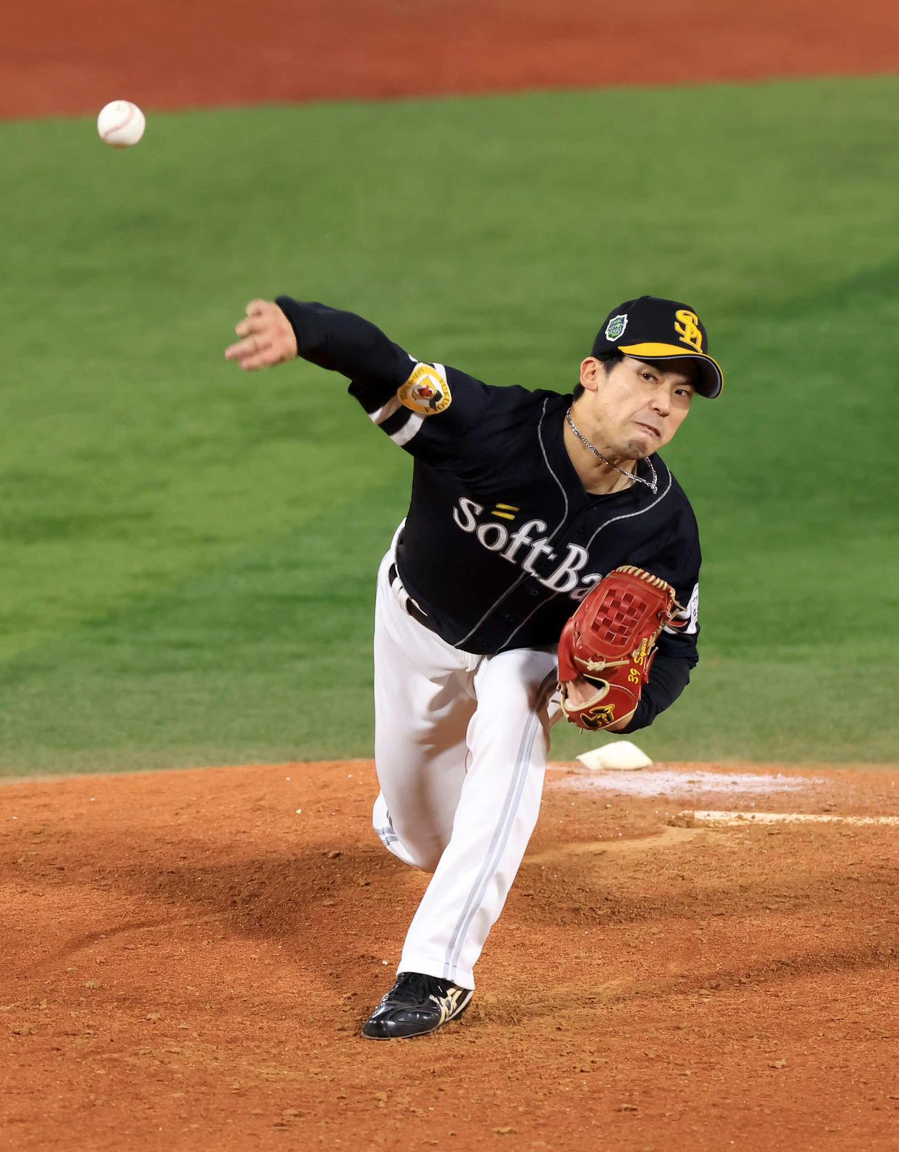 DeNA対ソフトバンク　4回裏DeNAの攻撃で登板した尾形（撮影・浅見桂子）