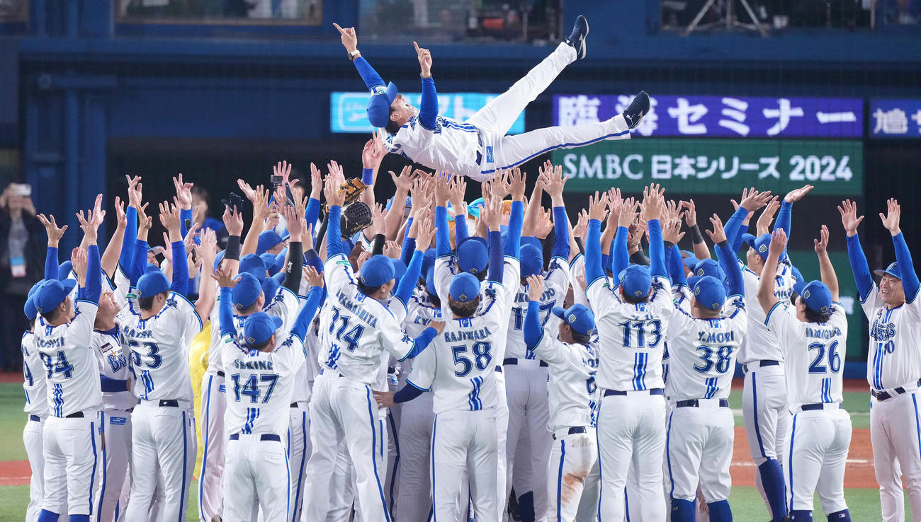 DeNA対ソフトバンク　日本一を決め、ナインから胴上げされるDeNA三浦監督（撮影・鈴木みどり）