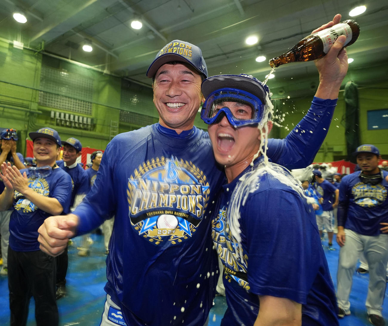 ビールかけを楽しむDeNA三浦監督（左）と関根（撮影・たえ見朱実）