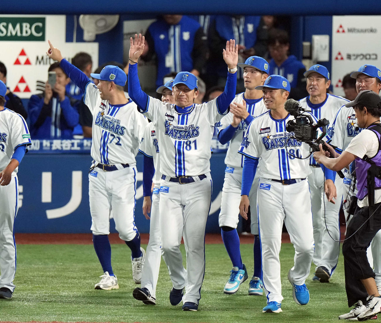 DeNA対ソフトバンク　日本一に輝きうれし涙を見せるDeNA三浦監督（撮影・たえ見朱実）