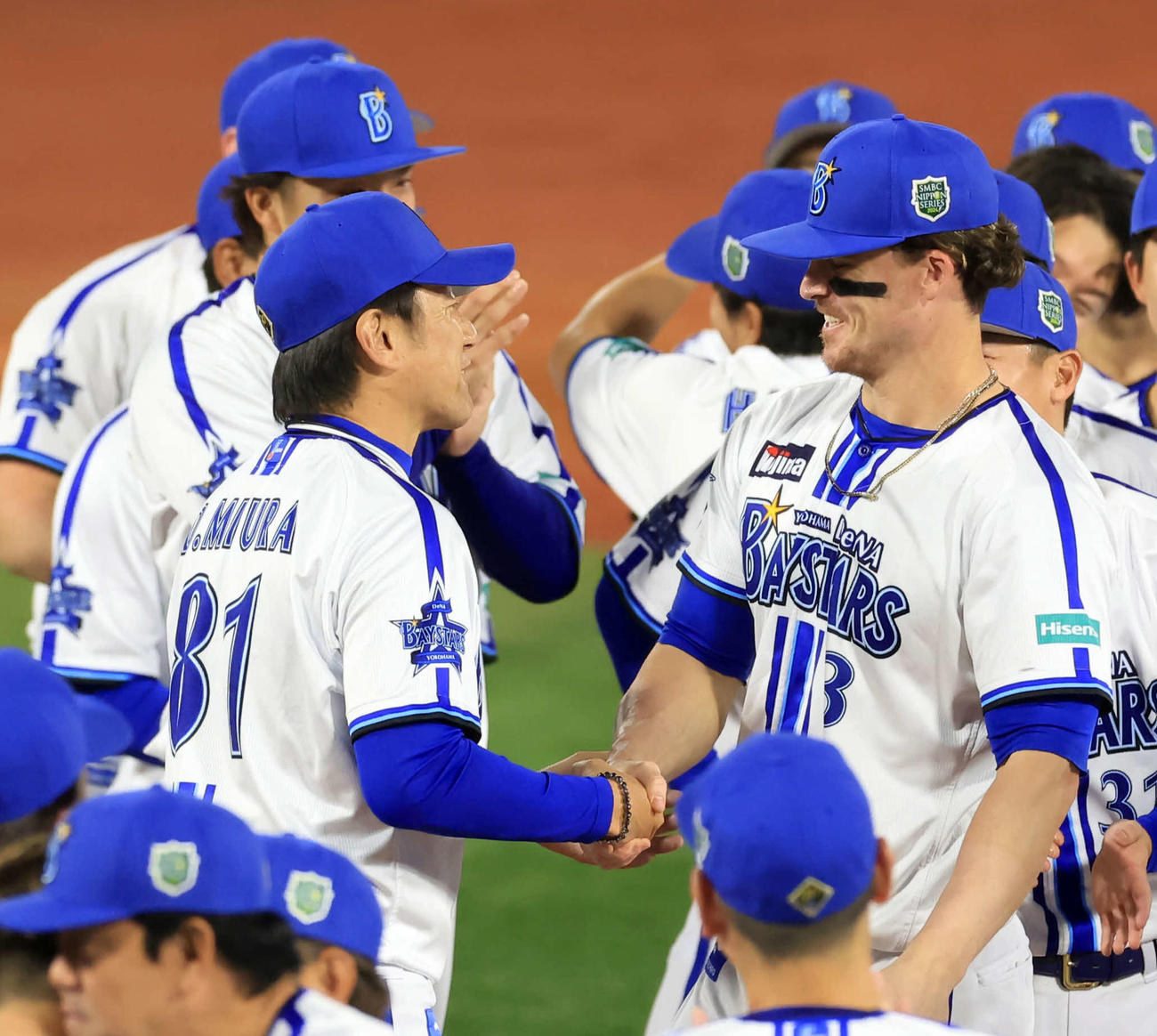 DeNA対ソフトバンク　日本一を決め握手するDeNA三浦監督とオースティン（撮影・浅見桂子）