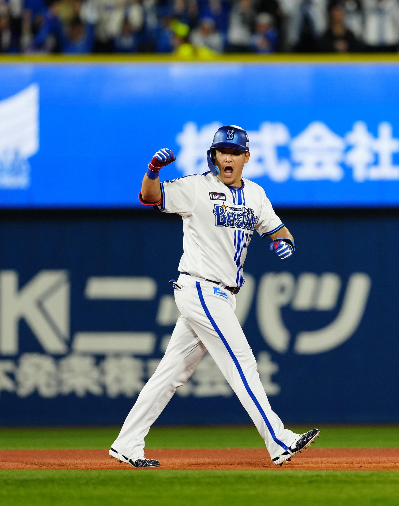 DeNA対ソフトバンク　5回裏DeNA2死満塁、走者一掃3点適時二塁打を放ちガッツポーズの筒香（撮影・江口和貴）