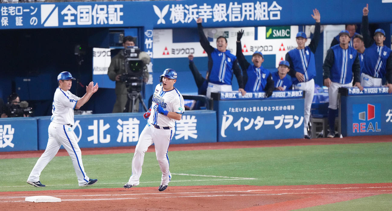 DeNA対ソフトバンク　2回裏DeNA無死、右中間に先制のソロ本塁打を放ち、ダイヤモンドをまわる筒香（撮影・鈴木みどり）