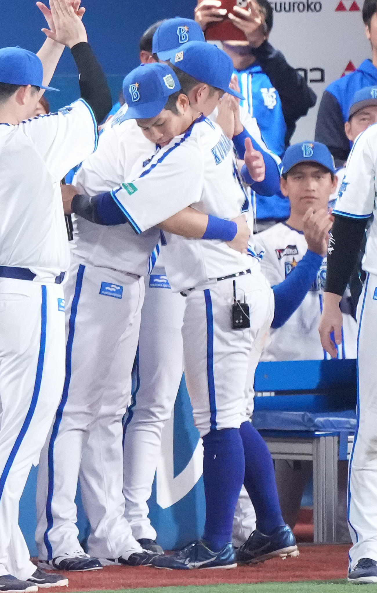 DeNA対ソフトバンク　MVPに選ばれた桑原（中央手前）とハグするDeNA筒香（撮影・鈴木みどり）