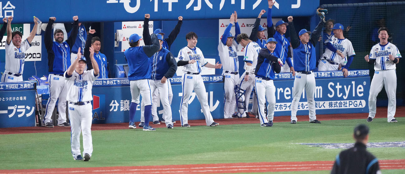 DeNA対ソフトバンク　5回裏DeNA2死満塁、筒香の走者一掃の中適時二塁打に盛り上がるベンチ（撮影・鈴木みどり）
