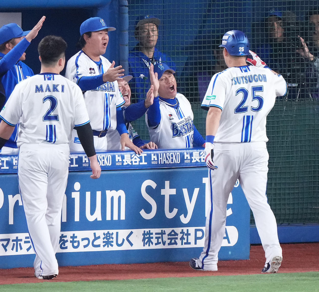 DeNA対ソフトバンク　5回裏DeNA2死二塁、宮崎の中適時二塁打で生還した筒香を迎える三浦監督（撮影・鈴木みどり）