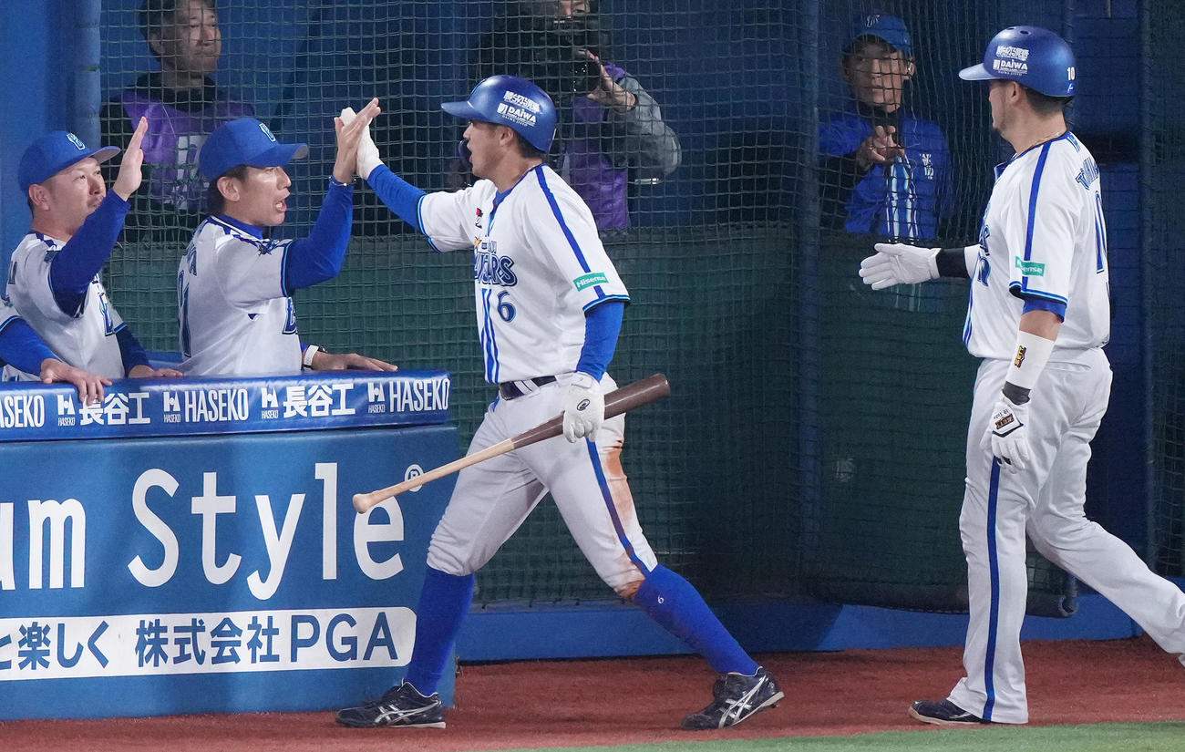 DeNA対ソフトバンク　2回裏DeNA2死二、三塁、桑原の左2点適時打で生還した森敬（中央）と戸柱（右）を迎える三浦監督（左から2人目）（撮影・鈴木みどり）