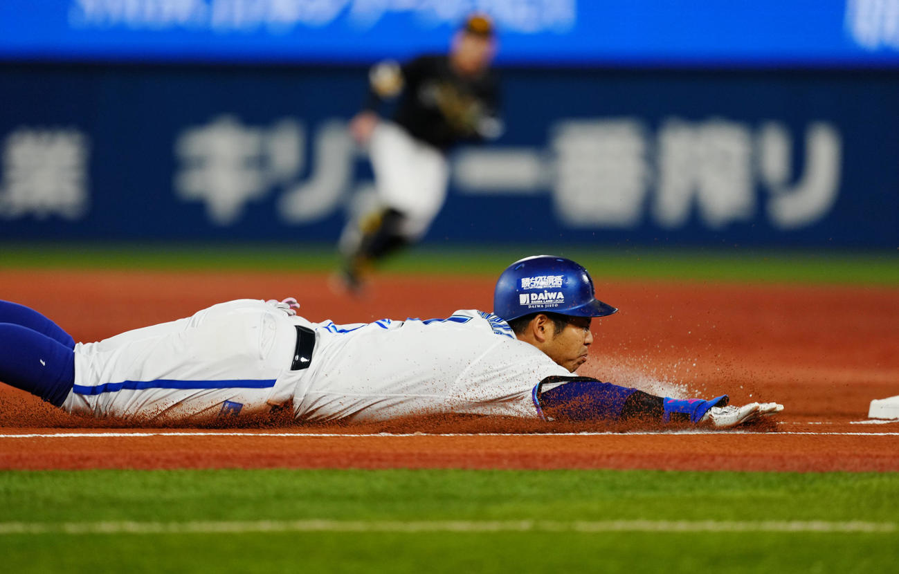 DeNA対ソフトバンク　1回裏DeNA無死、ヘッドスライディングで遊撃内野安打とする桑原（撮影・江口和貴）