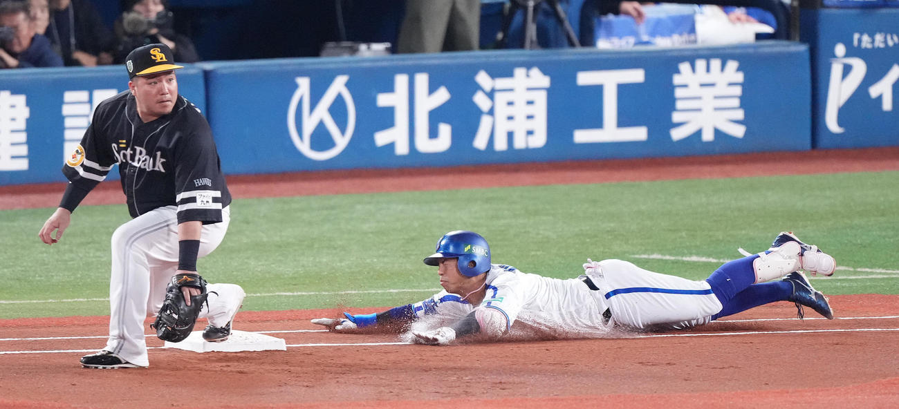 DeNA対ソフトバンク　1回裏DeNA無死、内野安打を放ち、一塁へヘッドスライディングする桑原。一塁手山川（撮影・鈴木みどり）