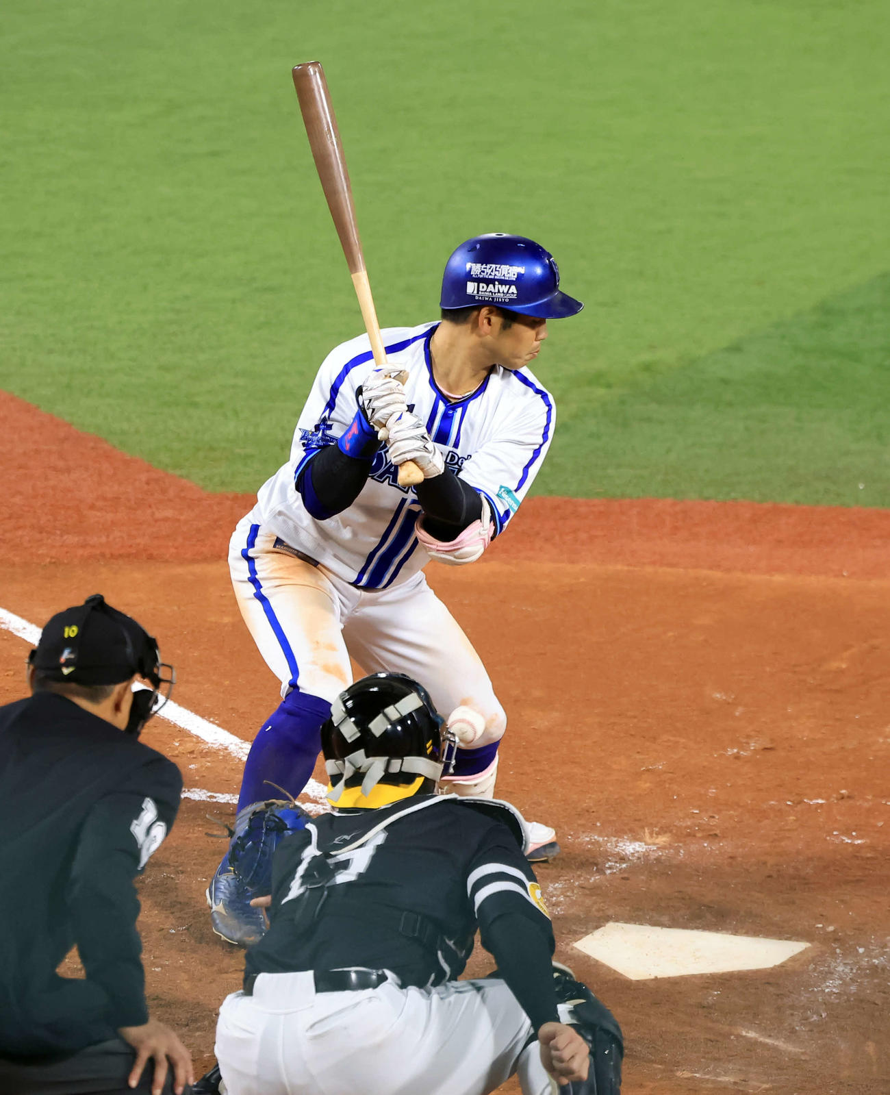 DeNA対ソフトバンク　5回裏DeNA1死満塁、桑原は押し出し四球を選ぶ（撮影・浅見桂子）