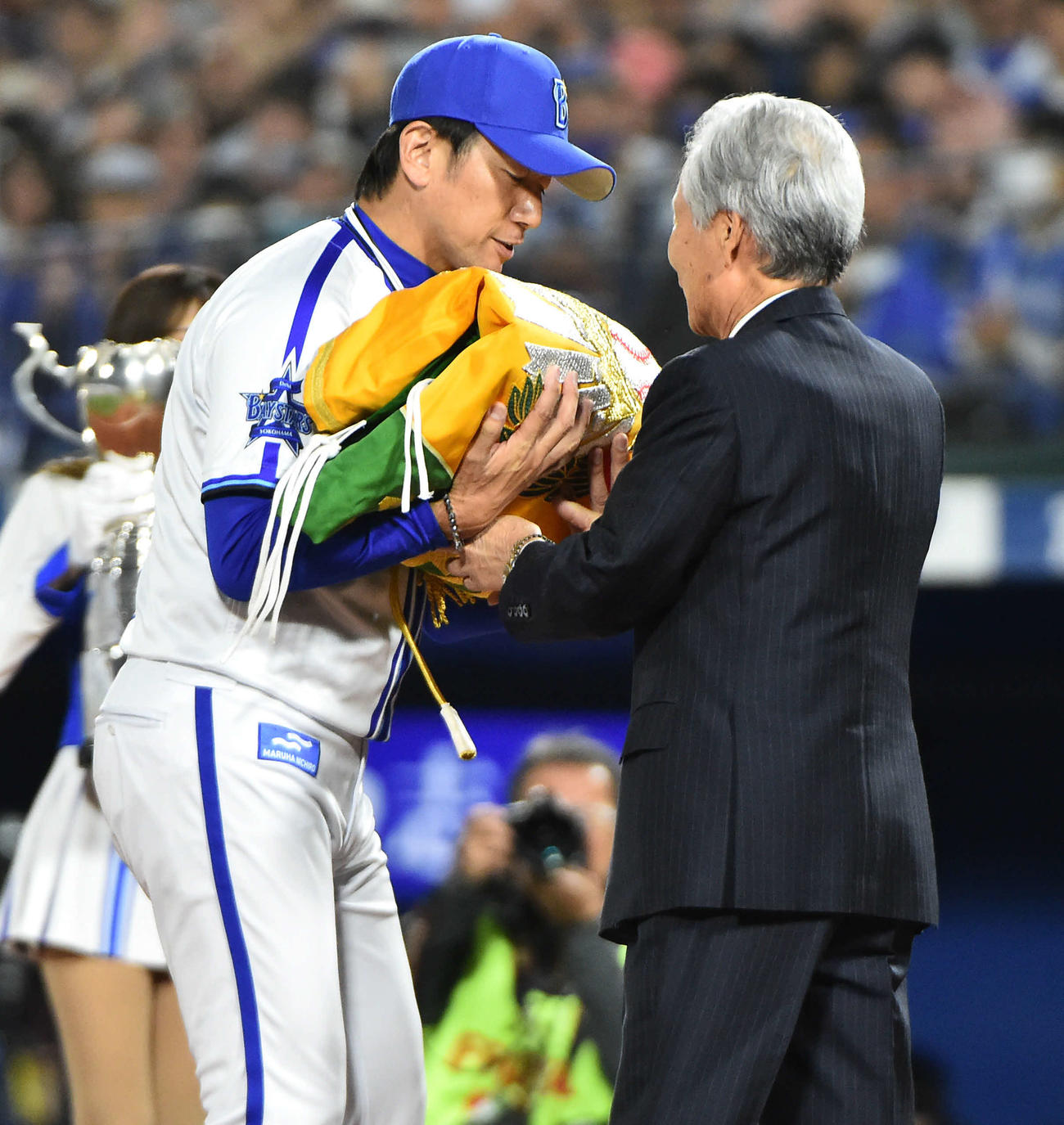 DeNA対ソフトバンク　日本シリーズの表彰式でペナントを授与されるDeNA三浦監督（撮影・岩下翔太）