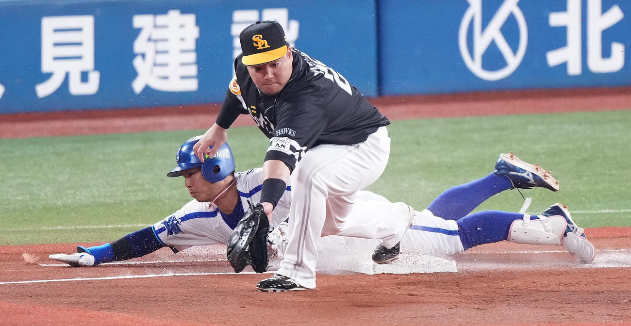 DeNA対ソフトバンク　1回裏DeNA無死、内野安打を放ち、一塁へヘッドスライディングする桑原。一塁手山川（撮影・鈴木みどり）