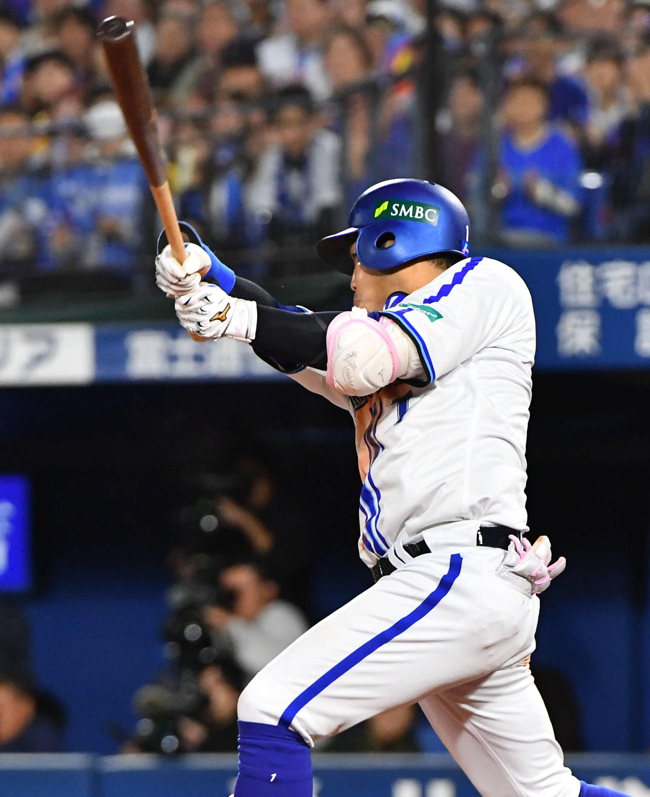 DeNA対ソフトバンク　2回裏DeNA2死二、三塁、桑原は左前2点適時打を放つ（撮影・岩下翔太）