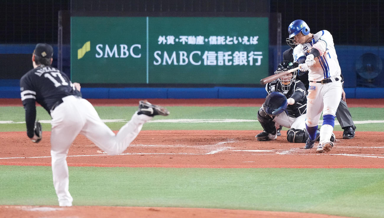 eNA対ソフトバンク　2回裏DeNA2死二、三塁、左2点適時打を放つ桑原。投手有原（撮影・鈴木みどり）